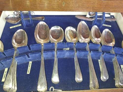 A HIGHLY COLLECTABLE  KEEN EDGE STAINLESS CUTTLERY SET IN ITS ORIGINAL WOODEN CASE