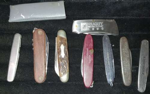 A COLLECTION OF VINTAGE POCKET KNIVES SOLD AS IS