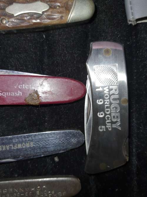 A COLLECTION OF VINTAGE POCKET KNIVES SOLD AS IS