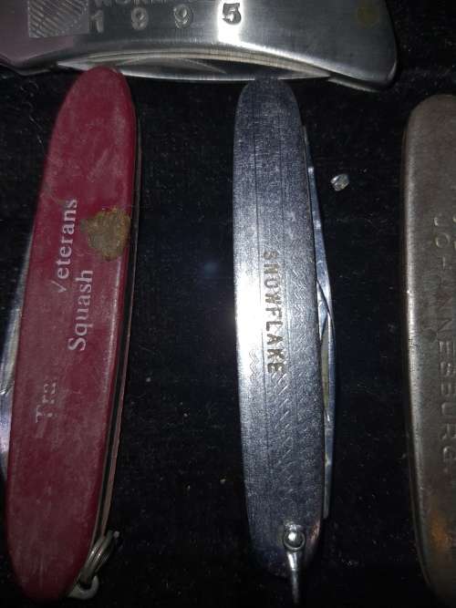 A COLLECTION OF VINTAGE POCKET KNIVES SOLD AS IS