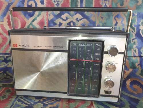 A VINTAGE HITACHI  4 BAND RADIO