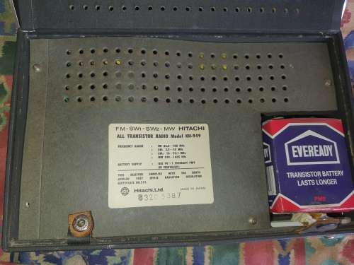 A VINTAGE HITACHI  4 BAND RADIO