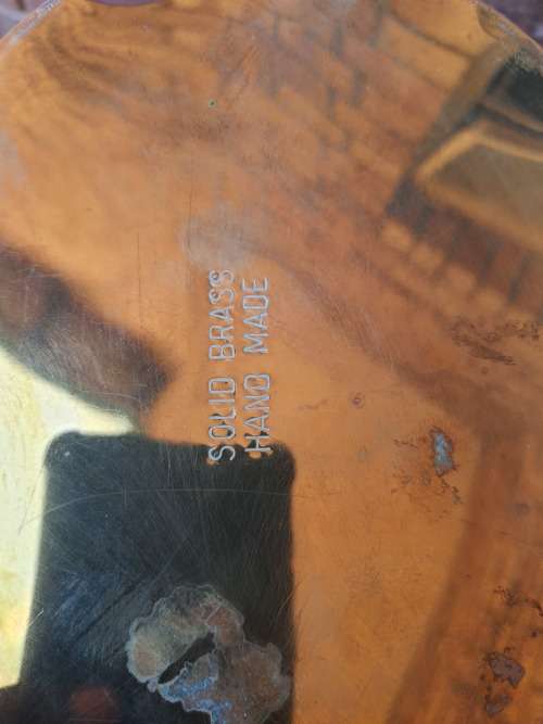 A BRASS VINTAGE PLANTER WITH LION HEAD HANDLES SOLD AS IS