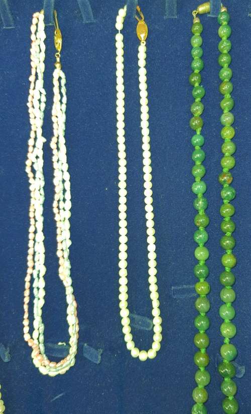 A COLLECTION OF SIMULATED PEARLS , CULTURED PEARLS AND JADE ICE NECKLACES SOLD AS IS