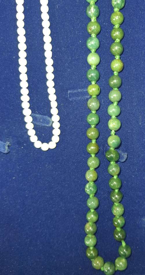 A COLLECTION OF SIMULATED PEARLS , CULTURED PEARLS AND JADE ICE NECKLACES SOLD AS IS