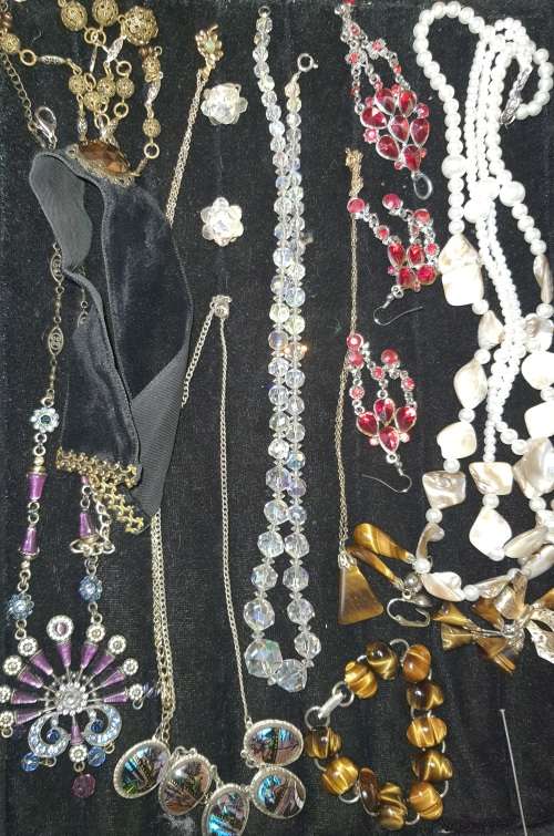 A VINTAGE COLLECTION JOBLOT COSTUME JEWELRY SOLD AS IS