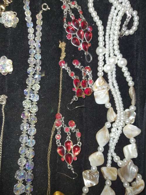 A VINTAGE COLLECTION JOBLOT COSTUME JEWELRY SOLD AS IS