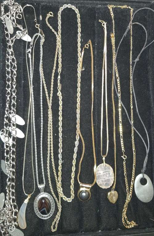A VINTAGE JOBLOT GOLD AND SILVERTONE NECKLACES SOME WITH PENDANTS
