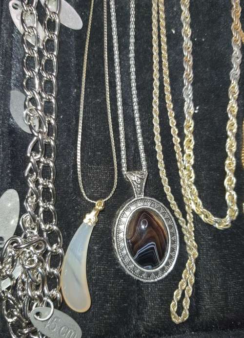 A VINTAGE JOBLOT GOLD AND SILVERTONE NECKLACES SOME WITH PENDANTS