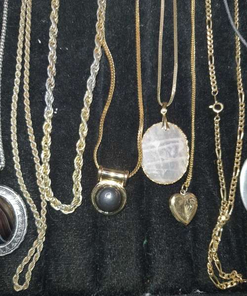 A VINTAGE JOBLOT GOLD AND SILVERTONE NECKLACES SOME WITH PENDANTS