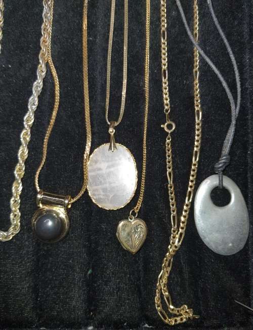 A VINTAGE JOBLOT GOLD AND SILVERTONE NECKLACES SOME WITH PENDANTS