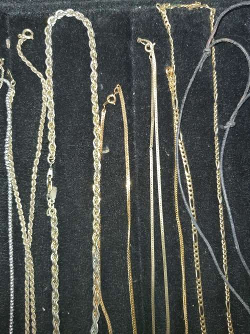 A VINTAGE JOBLOT GOLD AND SILVERTONE NECKLACES SOME WITH PENDANTS