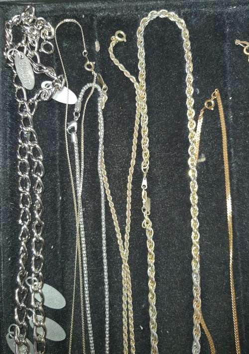 A VINTAGE JOBLOT GOLD AND SILVERTONE NECKLACES SOME WITH PENDANTS