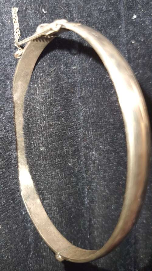 A SINGLE VINTAGE GOLD  9CT BRONZE CORE BRACELT IN GOOD CONDITION SOLD AS IS