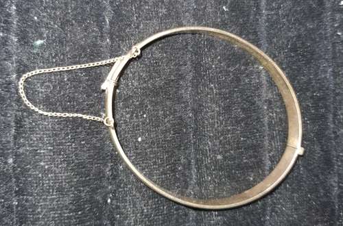 A SINGLE VINTAGE GOLD  9CT BRONZE CORE BRACELT IN GOOD CONDITION SOLD AS IS