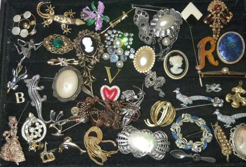 A BULK JOBLOT COLLECTION OF VINTAGE BROOCHES SOME MAY HAVE GEMSTONES SOLD AS IS