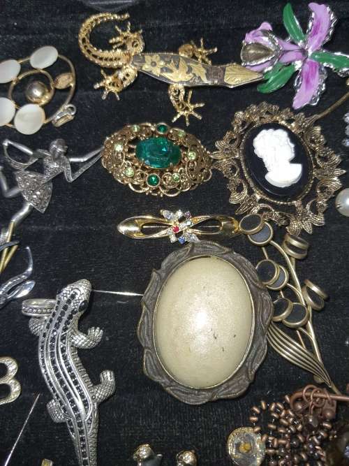 A BULK JOBLOT COLLECTION OF VINTAGE BROOCHES SOME MAY HAVE GEMSTONES SOLD AS IS