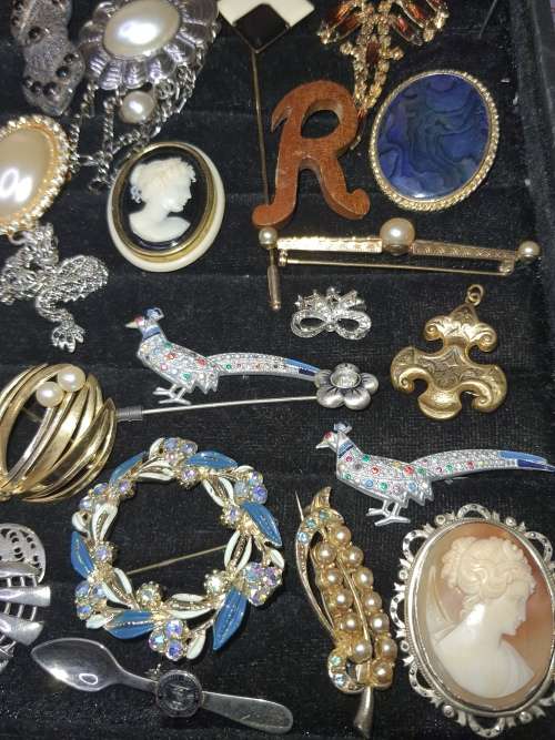 A BULK JOBLOT COLLECTION OF VINTAGE BROOCHES SOME MAY HAVE GEMSTONES SOLD AS IS