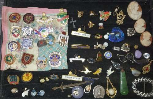 A BULK COLLECTION OF VINTAGE BADGES AND PENDANTS SOLD AS IS