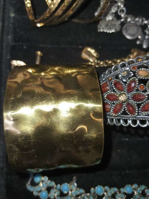 A COLLECTION OF VINTAGE BANGLES AND BRACELETS SOLD AS IS