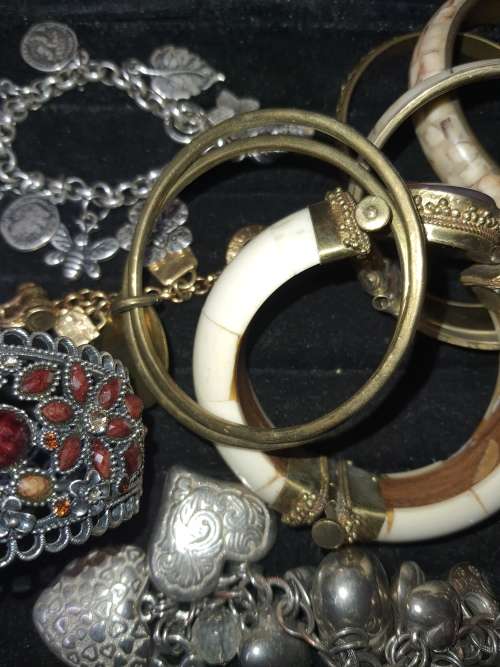 A COLLECTION OF VINTAGE BANGLES AND BRACELETS SOLD AS IS