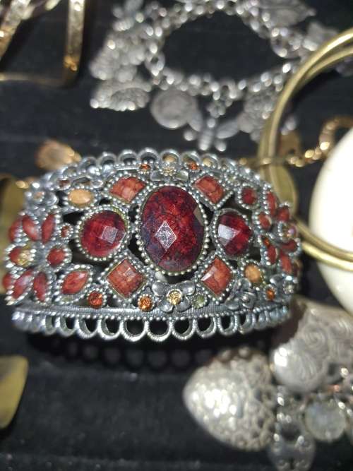 A COLLECTION OF VINTAGE BANGLES AND BRACELETS SOLD AS IS