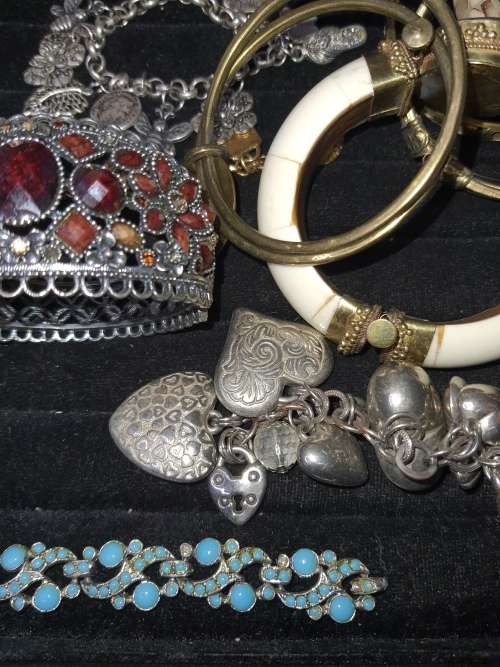 A COLLECTION OF VINTAGE BANGLES AND BRACELETS SOLD AS IS