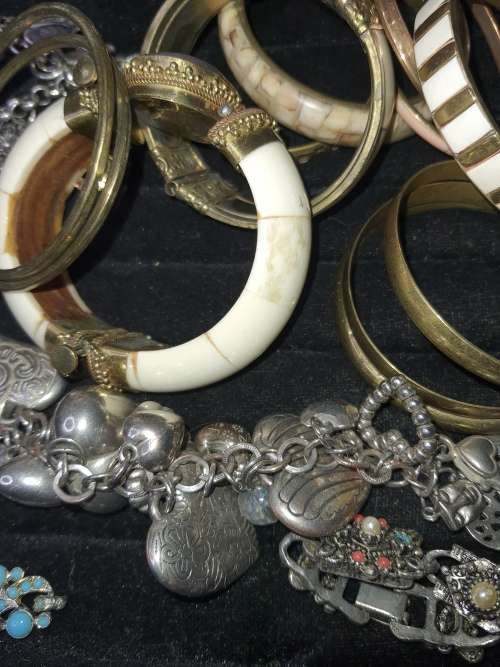 A COLLECTION OF VINTAGE BANGLES AND BRACELETS SOLD AS IS