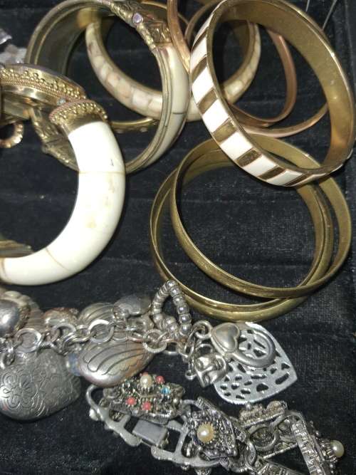 A COLLECTION OF VINTAGE BANGLES AND BRACELETS SOLD AS IS