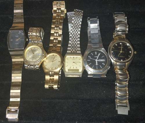 A COLLECTION OF VINTAGE MENS WATCHES SOLD AS IS NOT TESTED