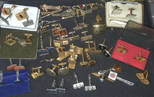 A BULK VINTAGE JOBLOT GENTLEMENS GOLDPLATED AND SILVER PLATED EXECUTIVE CUFFLINKS