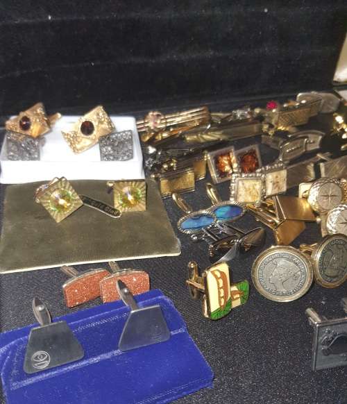 A BULK VINTAGE JOBLOT GENTLEMENS GOLDPLATED AND SILVER PLATED EXECUTIVE CUFFLINKS