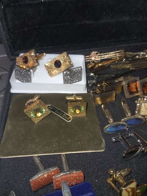 A BULK VINTAGE JOBLOT GENTLEMENS GOLDPLATED AND SILVER PLATED EXECUTIVE CUFFLINKS