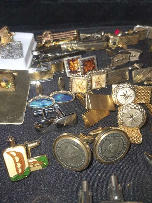 A BULK VINTAGE JOBLOT GENTLEMENS GOLDPLATED AND SILVER PLATED EXECUTIVE CUFFLINKS
