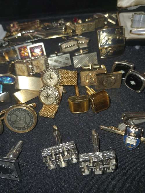 A BULK VINTAGE JOBLOT GENTLEMENS GOLDPLATED AND SILVER PLATED EXECUTIVE CUFFLINKS