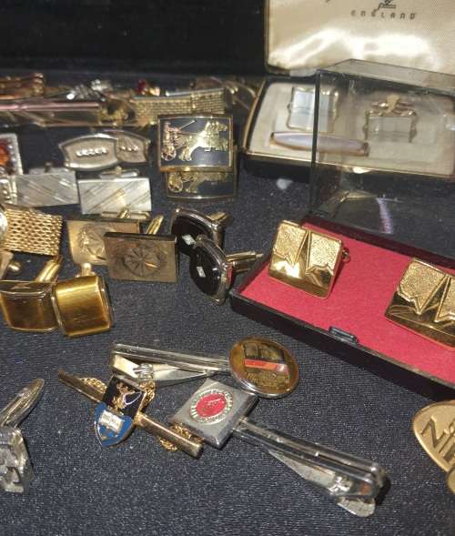A BULK VINTAGE JOBLOT GENTLEMENS GOLDPLATED AND SILVER PLATED EXECUTIVE CUFFLINKS