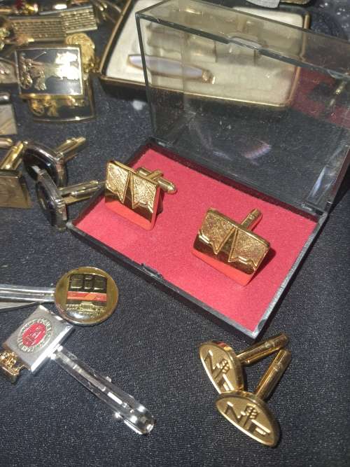 A BULK VINTAGE JOBLOT GENTLEMENS GOLDPLATED AND SILVER PLATED EXECUTIVE CUFFLINKS