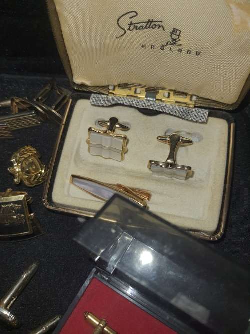 A BULK VINTAGE JOBLOT GENTLEMENS GOLDPLATED AND SILVER PLATED EXECUTIVE CUFFLINKS