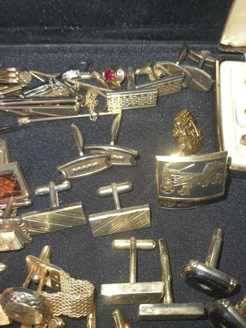 A BULK VINTAGE JOBLOT GENTLEMENS GOLDPLATED AND SILVER PLATED EXECUTIVE CUFFLINKS