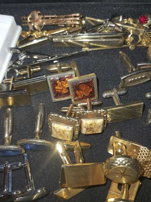 A BULK VINTAGE JOBLOT GENTLEMENS GOLDPLATED AND SILVER PLATED EXECUTIVE CUFFLINKS