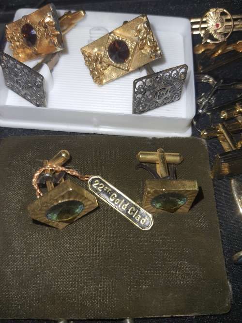 A BULK VINTAGE JOBLOT GENTLEMENS GOLDPLATED AND SILVER PLATED EXECUTIVE CUFFLINKS