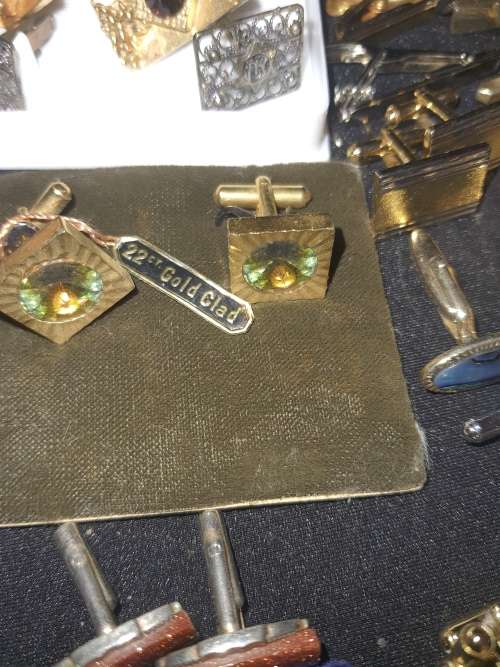 A BULK VINTAGE JOBLOT GENTLEMENS GOLDPLATED AND SILVER PLATED EXECUTIVE CUFFLINKS