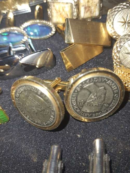 A BULK VINTAGE JOBLOT GENTLEMENS GOLDPLATED AND SILVER PLATED EXECUTIVE CUFFLINKS