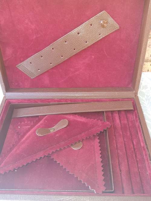 A NEAT BROWN LEATHER COVERED JEWELRY BOX IN GOOD CONDITON SOLD AS IS