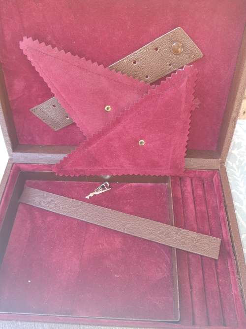 A NEAT BROWN LEATHER COVERED JEWELRY BOX IN GOOD CONDITON SOLD AS IS