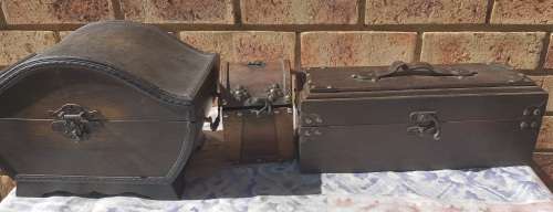 A COLLECTION OF VINTAGE WOODEN CASKETS