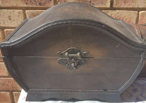 A COLLECTION OF VINTAGE WOODEN CASKETS