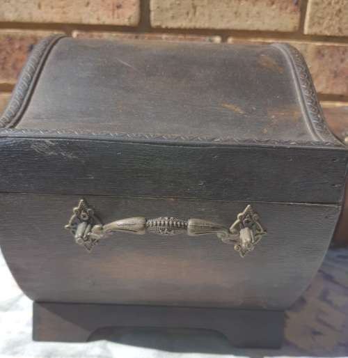 A COLLECTION OF VINTAGE WOODEN CASKETS