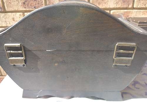 A COLLECTION OF VINTAGE WOODEN CASKETS