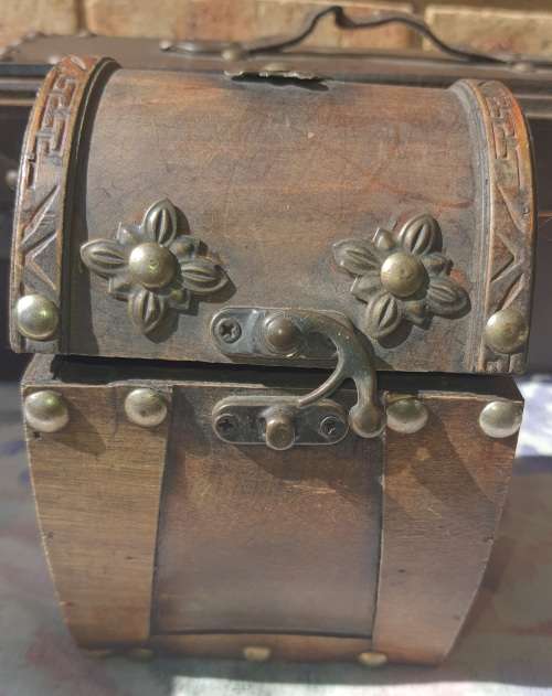 A COLLECTION OF VINTAGE WOODEN CASKETS